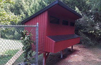 Coop with floating floor and removable nest boxes